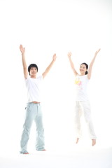 Obraz premium 스튜디오에서 운동하는 젊은 남성과 여성