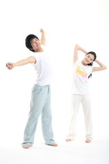 스튜디오에서 운동하는 젊은 남성과 여성