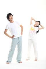 Naklejka premium 스튜디오에서 운동하는 젊은 남성과 여성