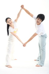 스튜디오에서 운동하는 젊은 남성과 여성