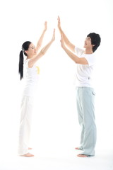 Fototapeta premium 스튜디오에서 운동하는 젊은 남성과 여성