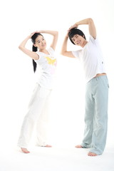 스튜디오에서 운동하는 젊은 남성과 여성