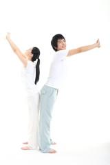 스튜디오에서 운동하는 젊은 남성과 여성