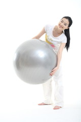 스튜디오에서 운동하는 젊은 여성