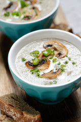 Vegane Champignonrahmsuppe mit Brot