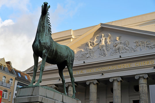 Pferdestatue vor dem Portal des Theaters von Aachen