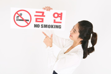 스튜디오 안 금연 컨셉 비즈니스 맨