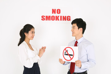 스튜디오 안 금연 컨셉 비즈니스 맨