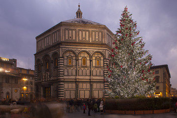 Fototapeta na wymiar Firenze,Battistero e albero di Natale