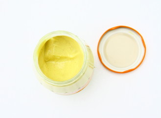 pot de moutarde ouvert,isolé fond blanc