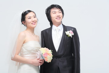 웨딩드레스와 턱시도를 입은 커플