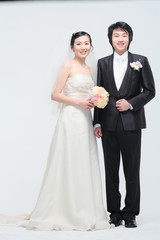 웨딩드레스와 턱시도를 입은 커플