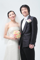 웨딩드레스와 턱시도를 입은 커플