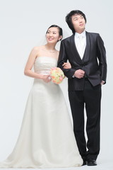 웨딩드레스와 턱시도를 입은 커플