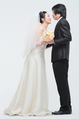 웨딩드레스와 턱시도를 입은 커플
