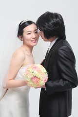 웨딩드레스와 턱시도를 입은 커플