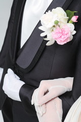 웨딩드레스와 턱시도를 입은 커플