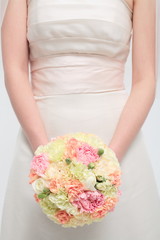 웨딩드레스와 턱시도를 입은 커플