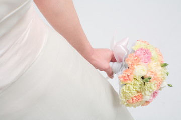 웨딩드레스와 턱시도를 입은 커플