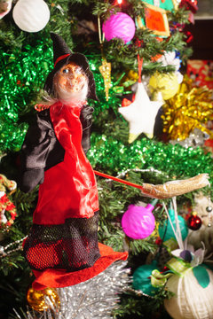 Befana con albero di Natale di sfondo, Epifania