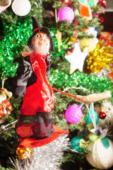 Befana con albero di Natale di sfondo, Epifania