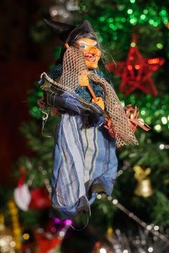 Befana con albero di Natale di sfondo, Epifania