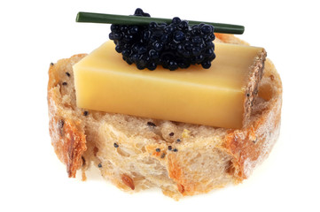 Tartine de caviar, fromage et fines herbes