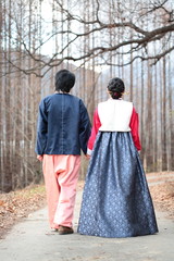 한복을 입은 신혼부부 커플