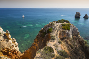 Fototapeta na wymiar Küste mit Felsen in Lagos an der Algarve in Portugal