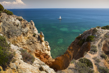 Küste mit Felsen in Lagos an der Algarve in Portugal