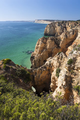 Küste mit Felsen in Lagos an der Algarve in Portugal