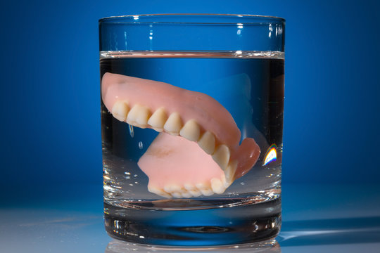 Zahnprothese im Wasserglas