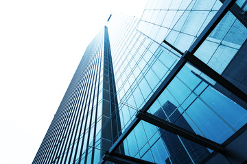 Obraz premium up looking the modern business office building exterior and sky