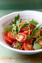 Tomato and arugula salad with flax seeds