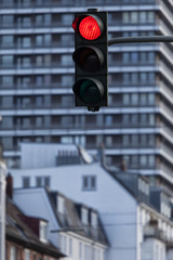 Rote Ampel vor Hochhausfassade in Hamburg, Deutschland
