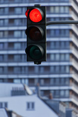 Rote Ampel vor Hochhausfassade in Hamburg, Deutschland