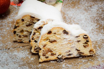 Geschnittener Christstollen auf altem Holztisch, Makro