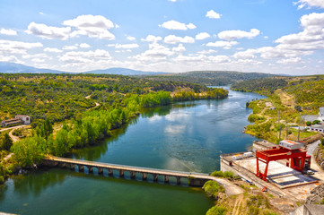 El río Alagón desde la presa del embalse de Gabriel y Galán, Extremadura, Cáceres