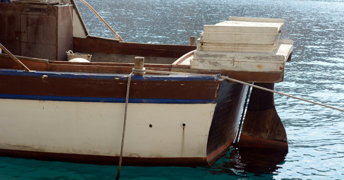 Festgemachtes altes Fischerboot