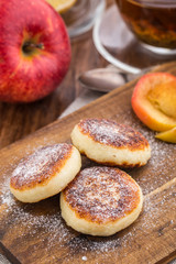 Obraz na płótnie Canvas Cheese pancakes with baked apples