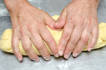 mani che impastano la pasta dei biscotti
