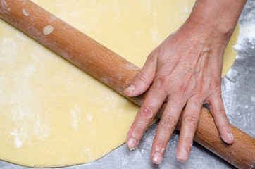 mani che impastano la pasta dei biscotti