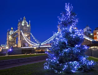 Rolgordijnen Tower Bridge en kerstboom in Londen © chrisdorney
