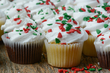 Chocolate and Vanilla Christmas Cupcakes