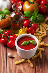 Spaghetti and tomatoes with herbs
