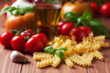 Spaghetti and tomatoes with herbs