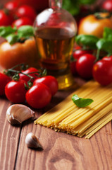 Spaghetti and tomatoes with herbs