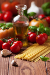 Spaghetti and tomatoes with herbs