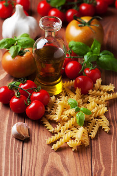Spaghetti and tomatoes with herbs