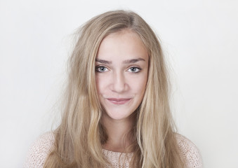 maedchen mit blonen langen haaren